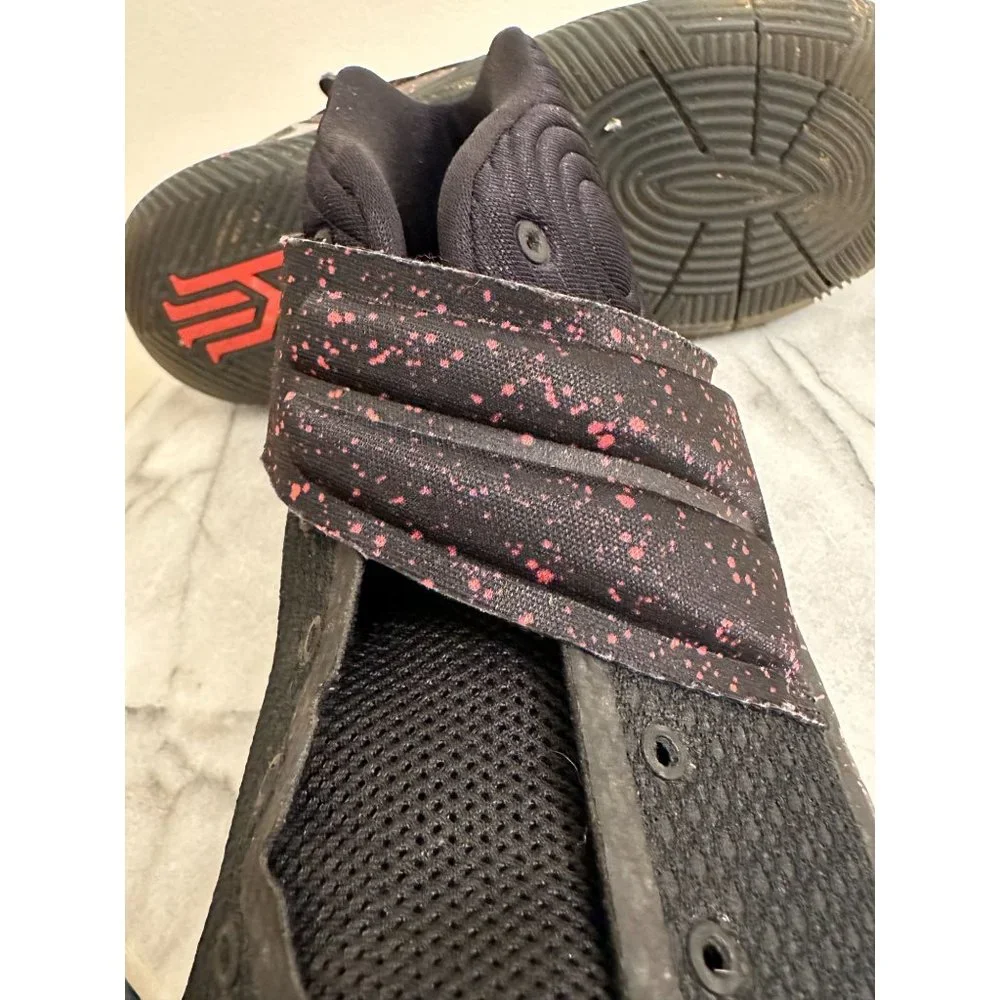 Nike Kyrie Basketball 🏀 Black Speckle Sneakers size 5.5Y (laces‎ not included)